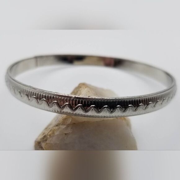 Lavish raised silver toned bracelet - Picture 1 of 2